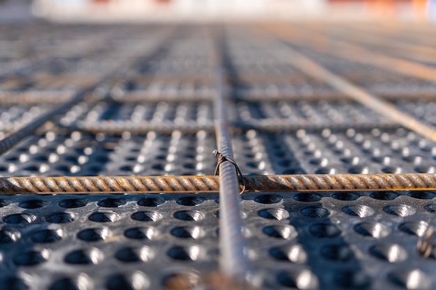 Close-up vista de reforço de alinhamento geométrico de concreto de vergalhões no canteiro de obras
