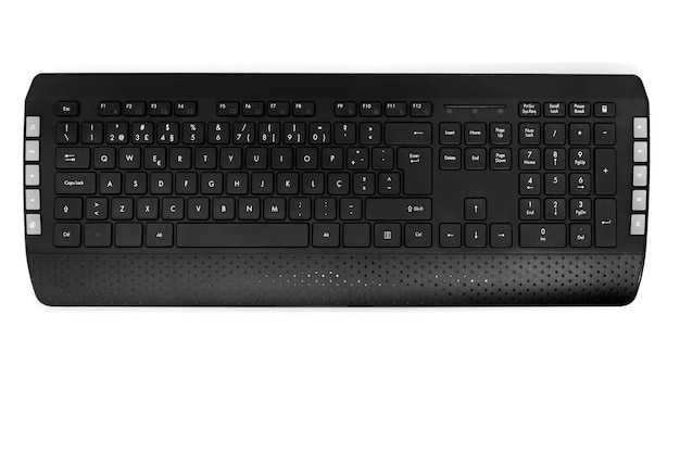Close-up vista de um teclado de computador pessoal preto sem fio.