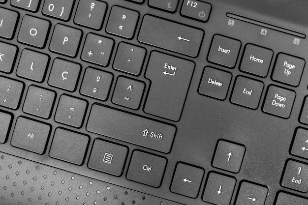 Close-up vista de um teclado de computador pessoal preto sem fio.