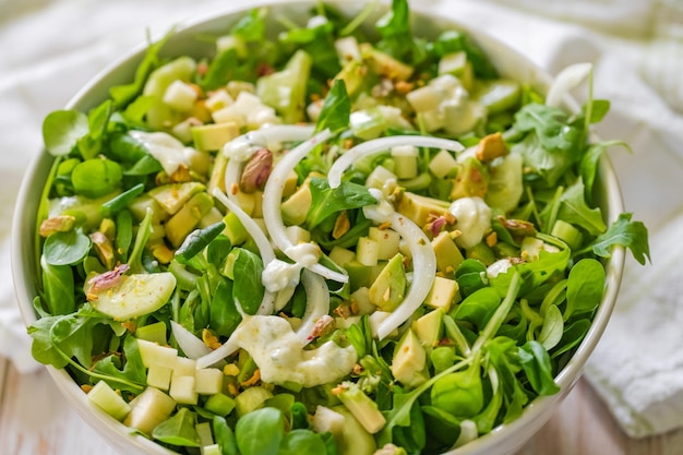 Close-up vista de uma tigela de salada verde saudável