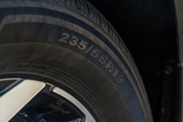 Close-up vista do pneu com designação de largura, altura e diâmetro da roda do pneu. Etiquetas de tipo de tamanho de pneu.