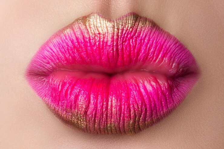 Foto close-up vista dos lábios de mulher bonita mandando um beijo. maquiagem rosa e dourada moderna. tiro do estúdio. cosméticos para os lábios, pele e dentes saudáveis, maquiagem moderna ou conceito de mulher feliz