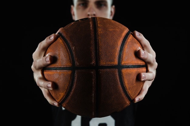 Foto close-up von basketball-spieler den ball zeigt