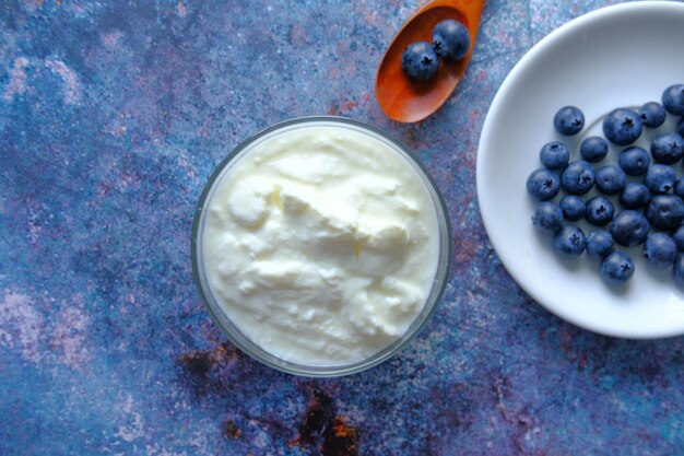 Foto close-up von frischem joghurt mit blauen beeren in einer schüssel