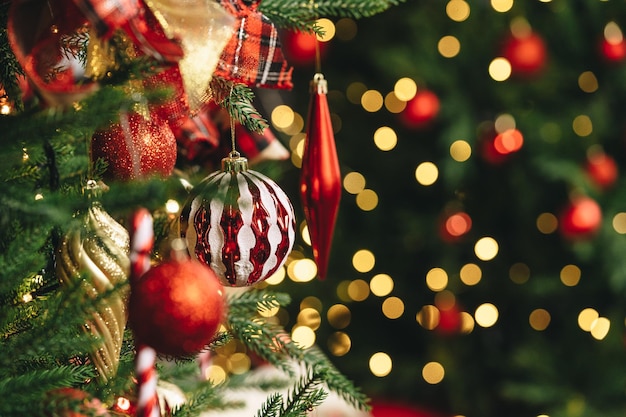 Close-up von glänzenden Kugeln, die am Weihnachtsbaum hängen