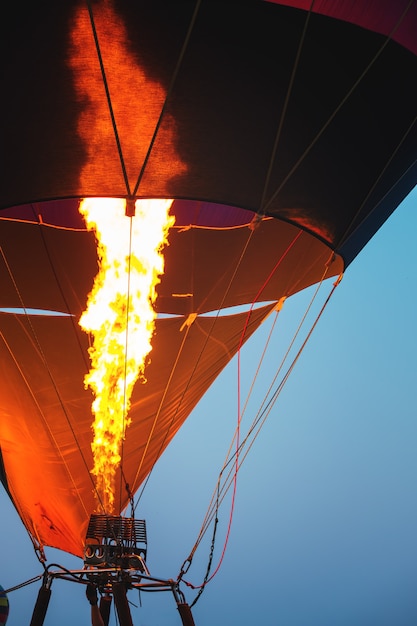 Close-up von Heißluftballons mit Feuer blauen Himmel Hintergrund Anwendung Retro-und Vintage-Filter-Effekt-Stile.