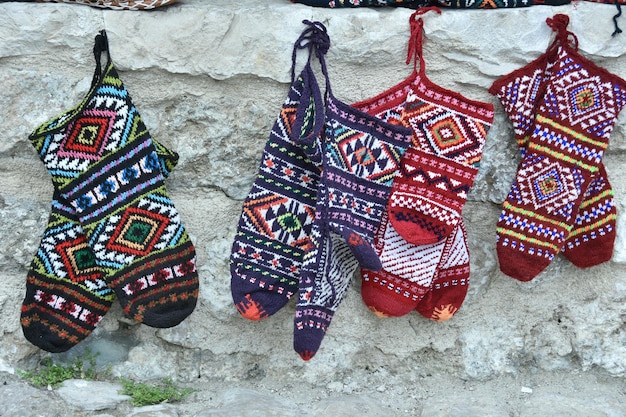 Foto close-up von socken, die an der wand hängen