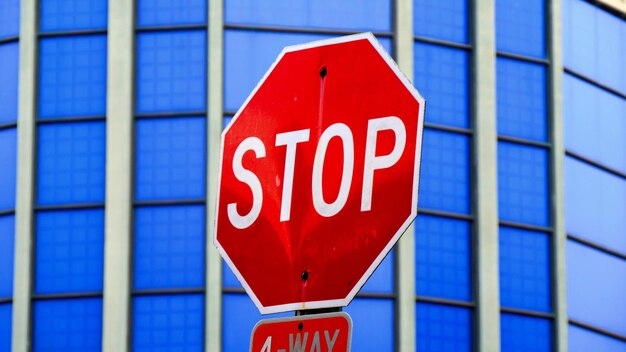 Close-up von Stop-Text gegen blaues Gebäude in der Stadt