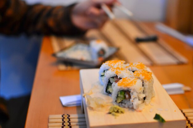 Foto close-up von sushi, das auf dem tisch serviert wird