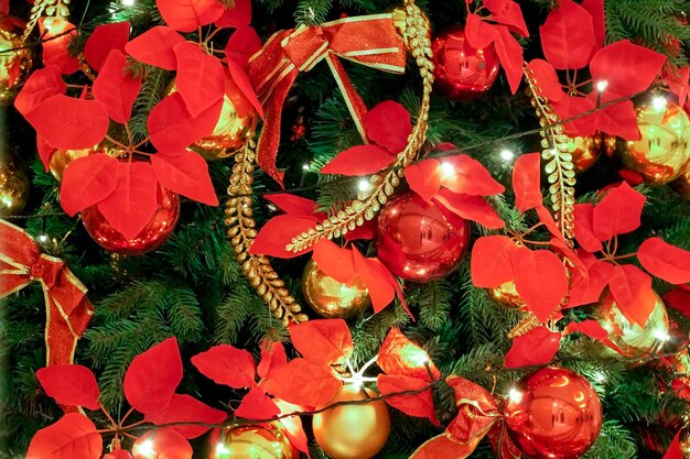 Close Up Weihnachtsschmuck in Rot und Gold am Weihnachtsbaum