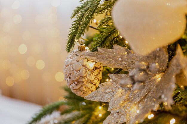 Close-up Weihnachtsspielzeug auf dem Baum