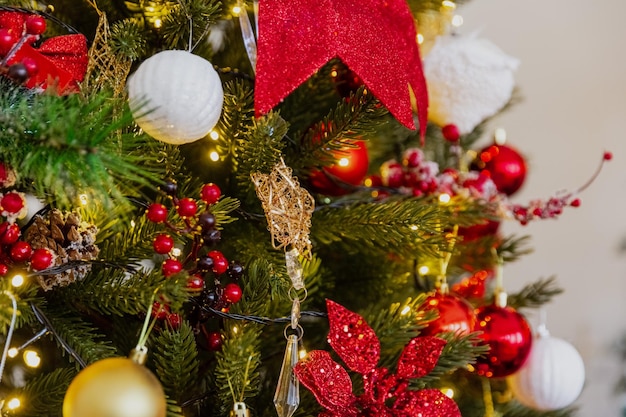 Close-up Weihnachtsspielzeug auf dem Baum