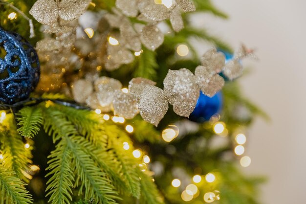 Close-up Weihnachtsspielzeug auf dem Baum