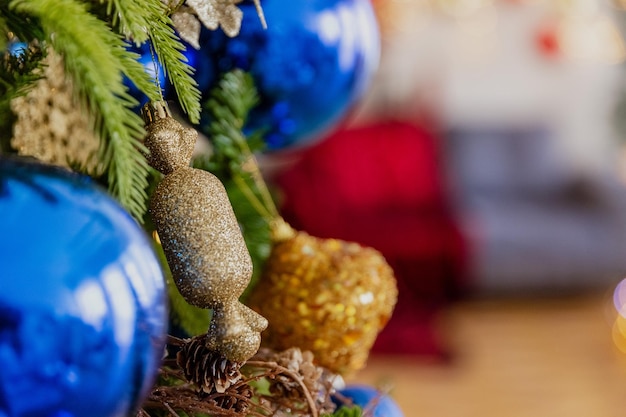 Close-up Weihnachtsspielzeug auf dem Baum