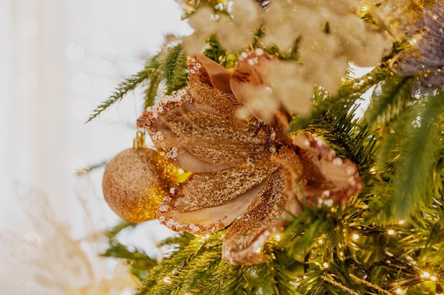 Close-up Weihnachtsspielzeug auf dem Baum