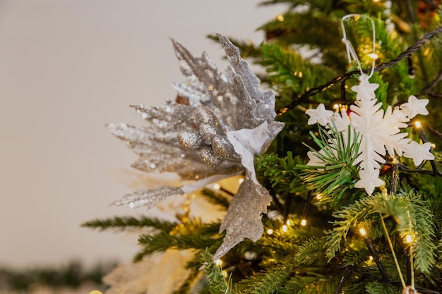 Close-up Weihnachtsspielzeug auf dem Baum