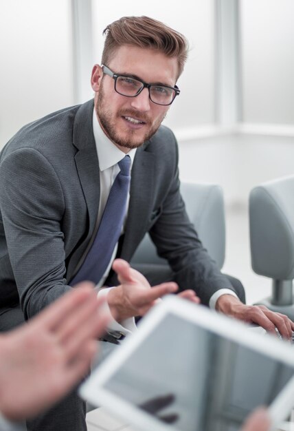 Close upGeschäftsmann am Arbeitsplatz im Büro