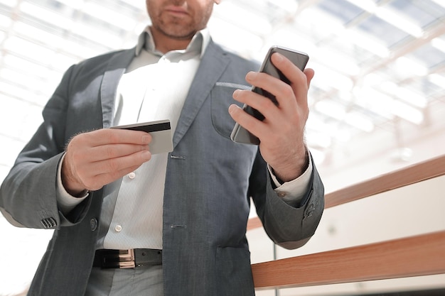 Close upGeschäftsmann wählt die Nummer auf dem Smartphone das Konzept der Telefonie