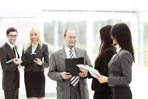 Close upgroup de gente de negocios de pie en el vestíbulo de la oficina