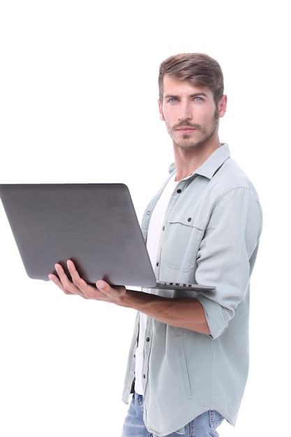 Close upmoderner junger Mann mit Laptop isoliert auf weißem Hintergrund