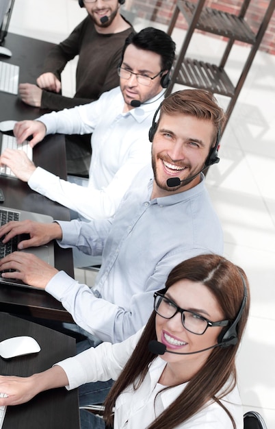 Close upsmiling Call-Center-Spezialisten am Arbeitsplatz