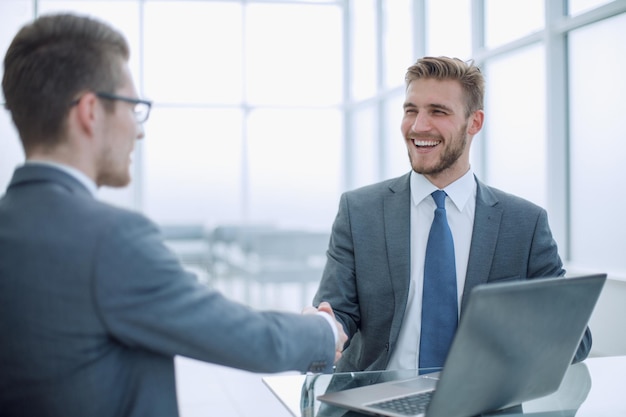 Close upsmiling Geschäftsleute Händeschütteln im Büro