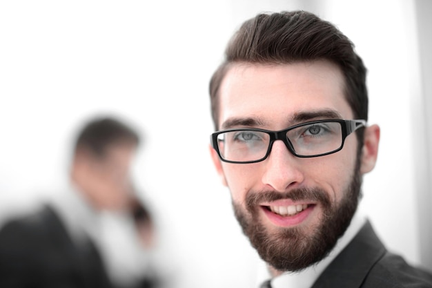 Close upsmiling Geschäftsmann im Büro-Hintergrund