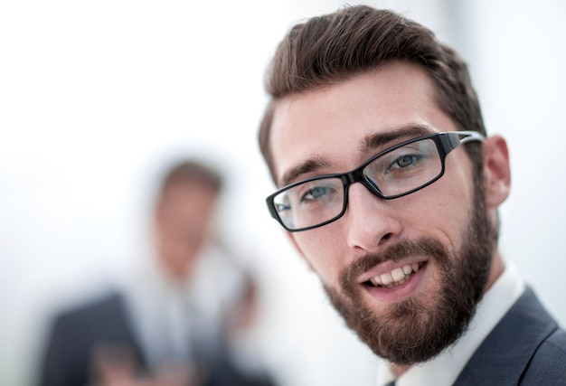 Close upsmiling Geschäftsmann im Büro-Hintergrund