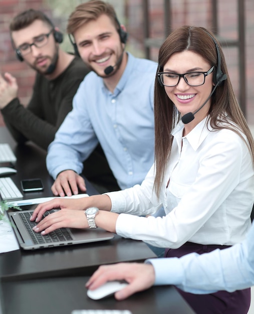 Close upyoung Call-Center-Mitarbeiter sitzen am Schreibtisch