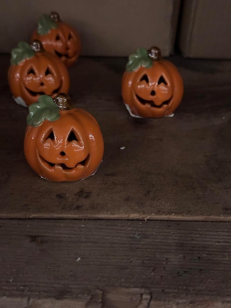 Foto close vertical de bonitas figuras de abóboras de halloween jack o lanterna em prateleira de madeira