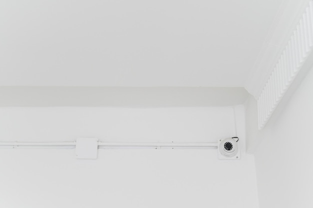 Closed-Circuit-Kamera auf Raum mit weißer Decke