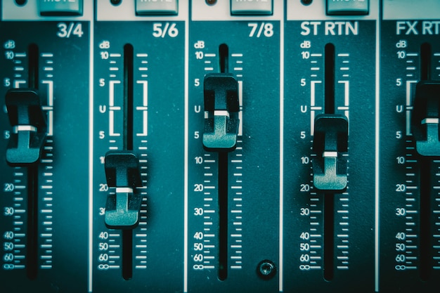 Closeup alguma parte do mixer de áudio, estilo de filme vintage, conceito de equipamento de música