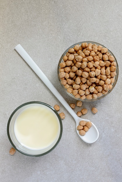 Closeup alternativa leche de garbanzos lácteos en vaso con ingridients