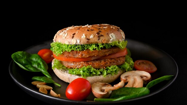 Closeup American Junk Food in pflanzlichen Zutaten saftig gegrillten veganen Fleisch Burger