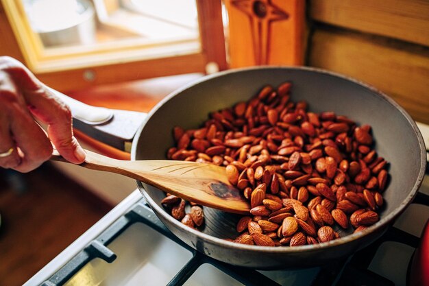 Closeup aprikosenkerne in bratpfanne geröstet kochen gesunde lebensmittelzubereitung zu hause küche von subur