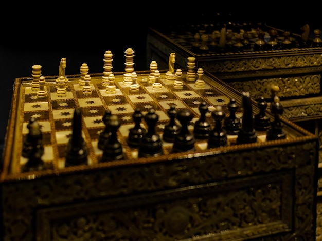 Closeup atirou em um jogo de tabuleiro de estratégia medieval popular xadrez Um tabuleiro de xadrez muito antigo e resistido