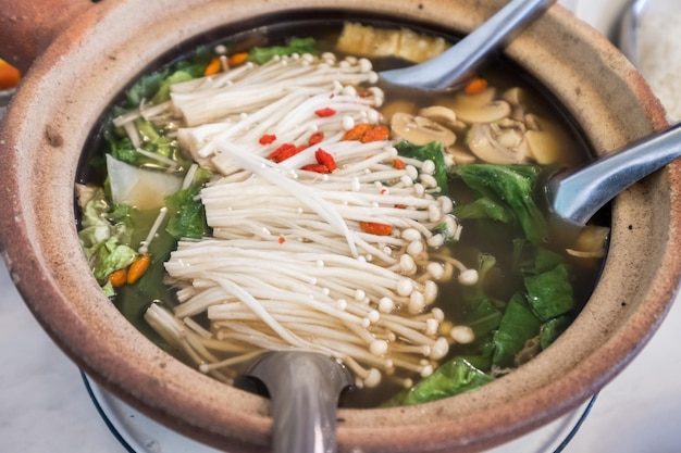 Closeup Bak kut teh oder Hokkien Zutat Kräutergemüse und Fleisch im Topf