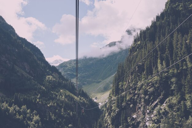 Closeup Berge Szenen, Seilbahn zur Trift Bridge im Nationalpark Schweiz, Europa. Sommerlandschaft, Sonnenscheinwetter, bewölkter Himmel und sonniger Tag