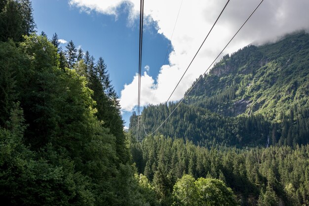 Closeup Berge Szenen, Seilbahn zur Trift Bridge im Nationalpark Schweiz, Europa. Sommerlandschaft, Sonnenscheinwetter, bewölkter Himmel und sonniger Tag