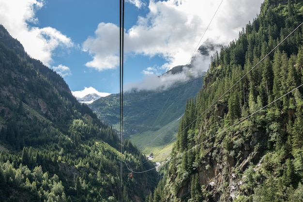 Closeup Berge Szenen, Seilbahn zur Trift Bridge im Nationalpark Schweiz, Europa. Sommerlandschaft, Sonnenscheinwetter, bewölkter Himmel und sonniger Tag