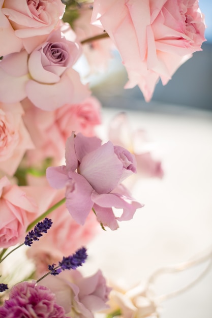 Closeup buquê de rosas frescas e lavanda
