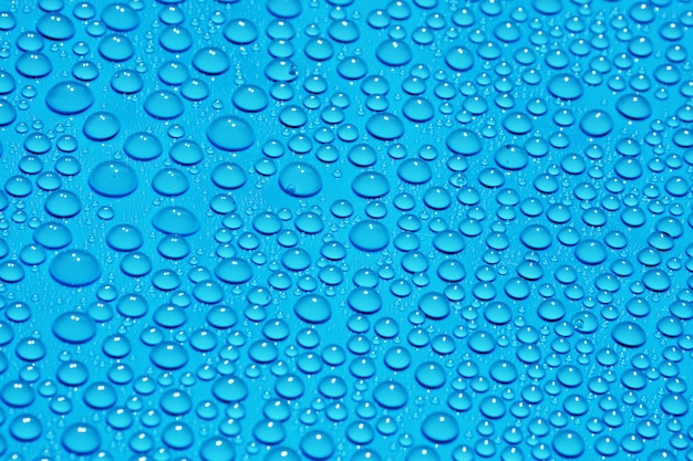 Closeup cae agua sobre fondo azul