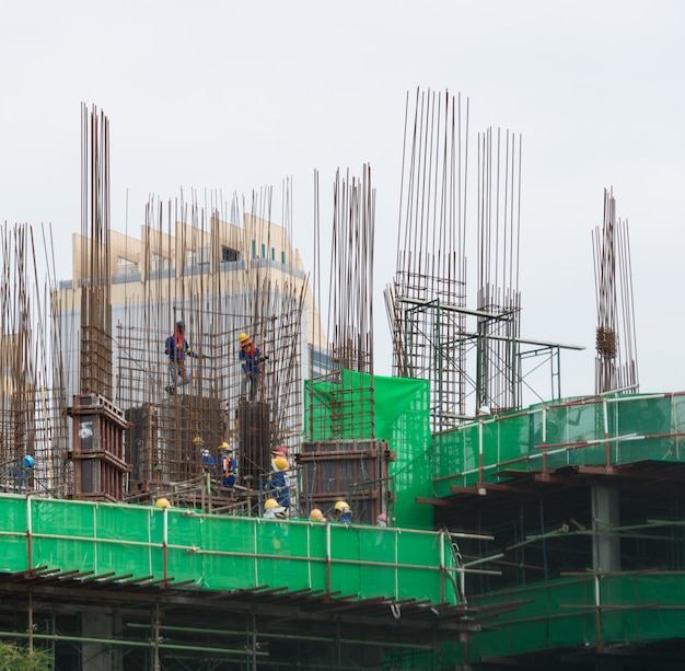 Closeup canteiro de obras com guindaste e construção