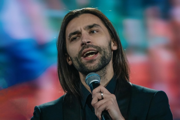 Closeup cantor cantando no palco