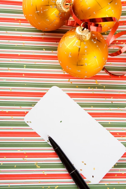 Foto closeup cartão de natal saudações de férias de anjos de papel