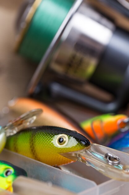 Closeup cebos de pesca wobblers en caja