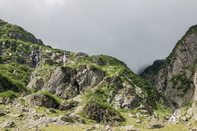 Closeup cenas de montanhas, caminhe até a ponte Trift no parque nacional da Suíça, Europa. Paisagem de verão, clima ensolarado, céu nublado dramático e dia ensolarado