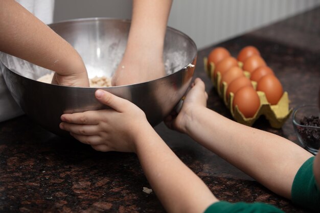 Closeup childs manos preparando galletas