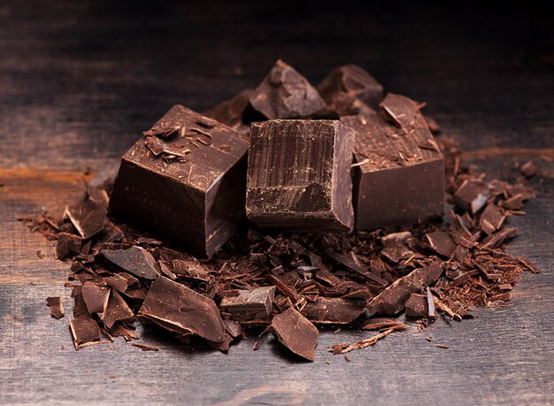 Closeup chocolate escuro em um fundo de madeira