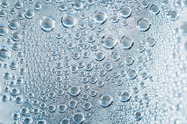 Closeup círculo gotas de gotas de agua sobre el agua embotellada